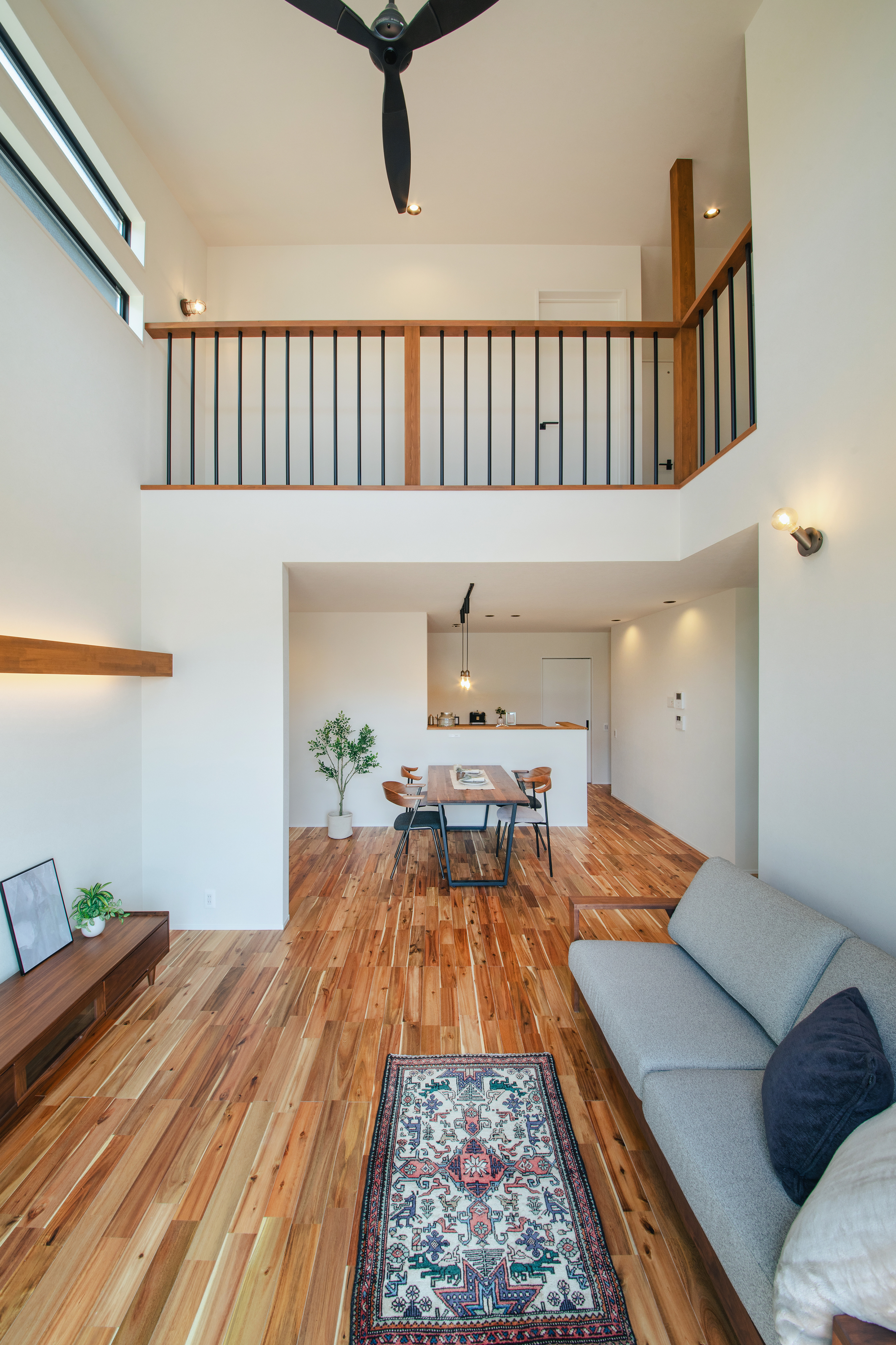 POINT①明るく開放的な吹抜けリビング