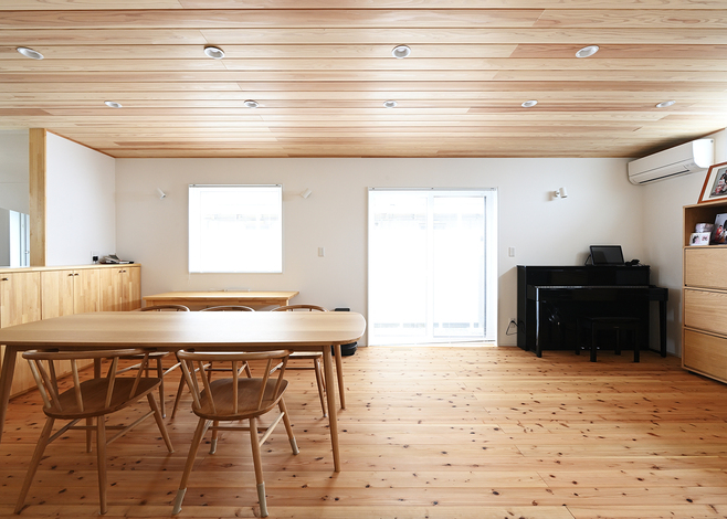 自然素材をふんだんに使用した木の温もりを感じられるLDK