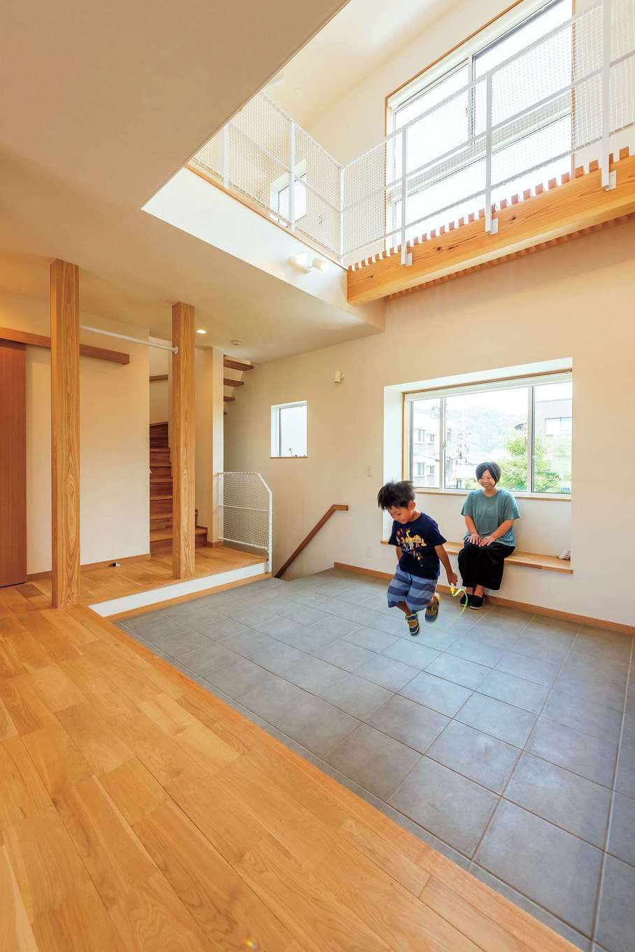 仲田工務店【収納力、自然素材、間取り】広い土間は、時として子どもの遊び場にも。生活の中で玄関を身近に感じられるので、ちょっとした外出も楽しくなったそう。北側に位置しているが窓を大きく取っているため、明るい空間に