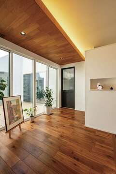 玄関に足を踏み入れると正面の大きな開口に中庭が広がり、思わず声が出るほどの開放感。右手は使い勝手のいい土間収納。子世帯入口のドアはマットなブラックがお気に入り