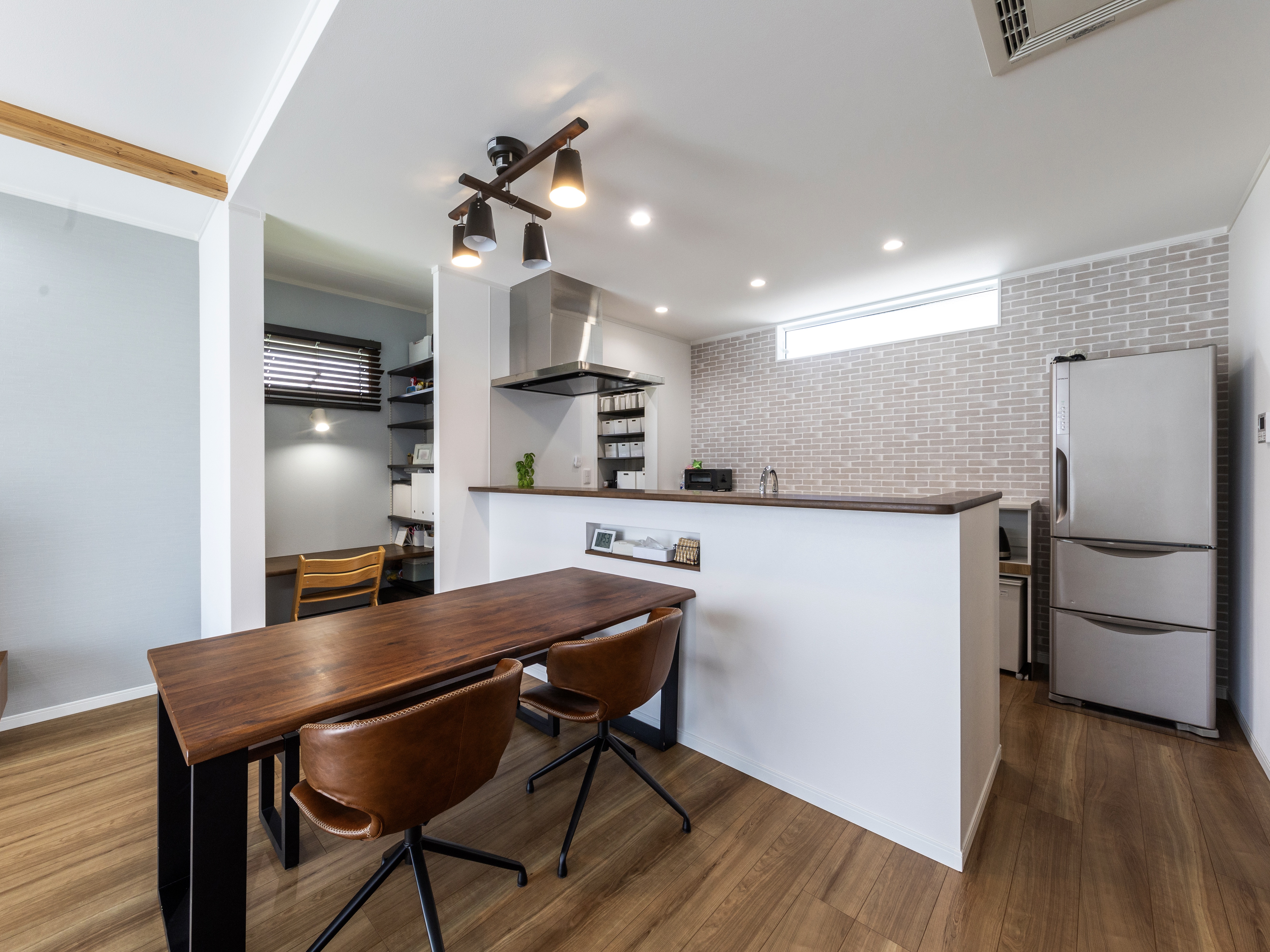 エスホーム｜キッチンカウンターは最大高の90cmにして生活感が隠れるようにした。