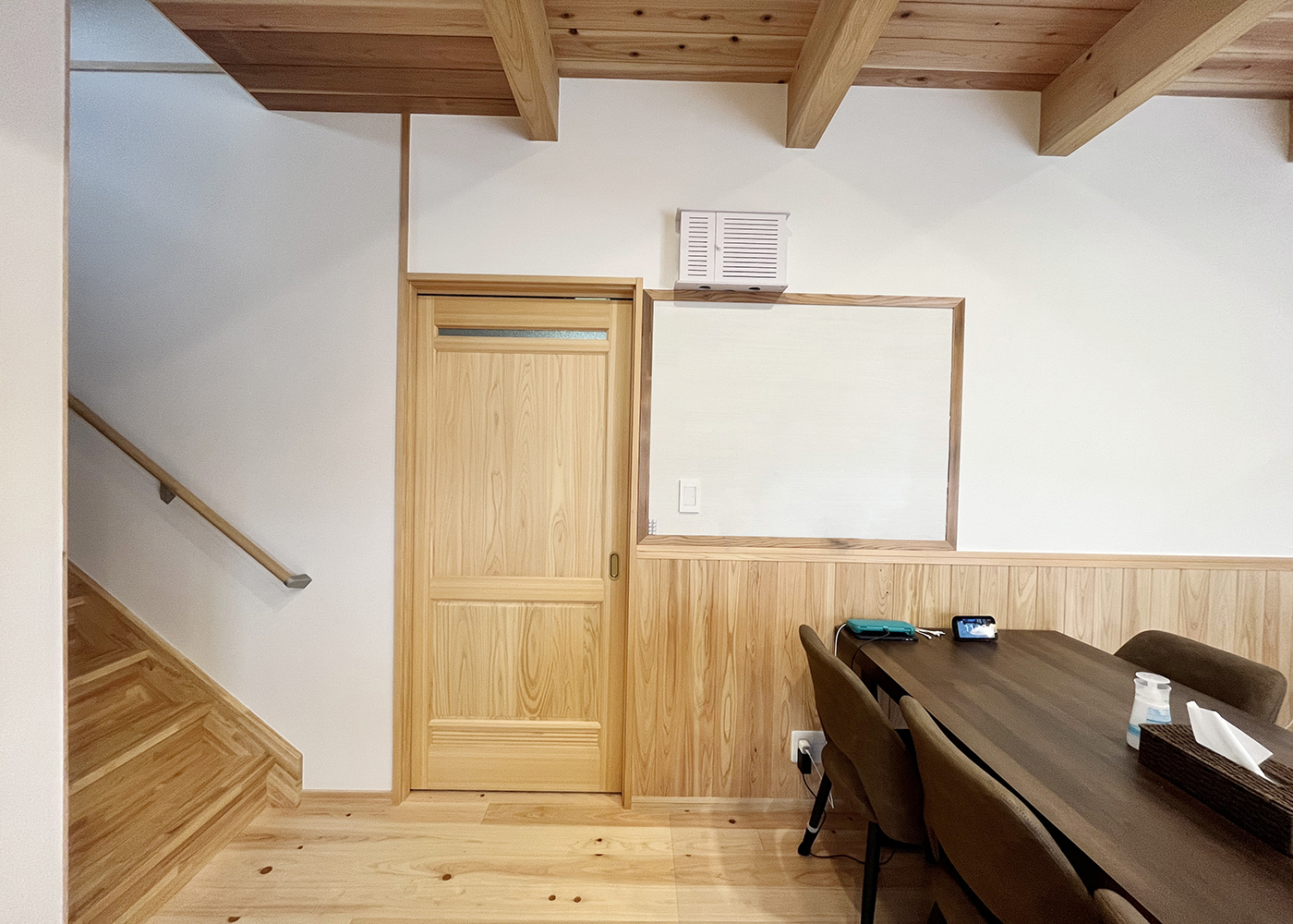 まつざわ建築【デザイン住宅、子育て、自然素材】LDKから水回りまで1階の壁はすべてスイス漆喰に。ペットがいるため、キズや汚れが気にならないよう腰壁をつけた