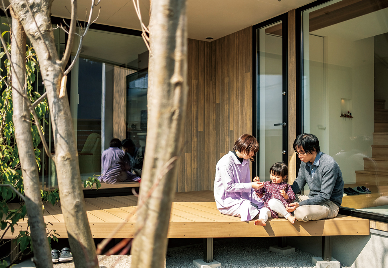 金子工務店/めぐみ不動産【デザイン住宅、子育て、建築家】ウッドデッキは庭を眺める特等席。植栽は、四季折々楽しめるよう種類を選定。ブルーベリーなど実りの季節が待ち遠しい樹木も