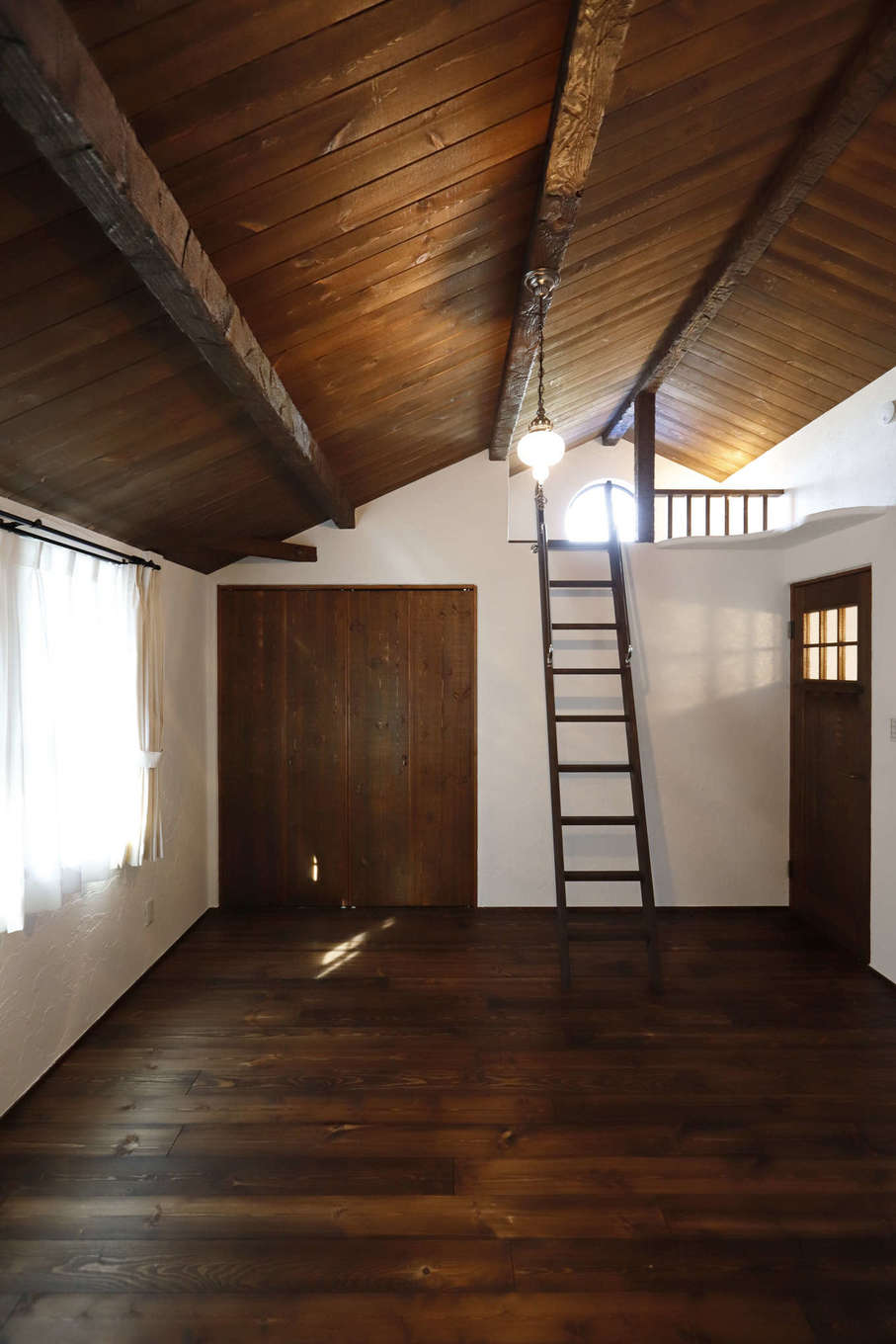藤田建設（ラフェルム沼津）【デザイン住宅、自然素材、インテリア】素朴なぬくもりに包まれた寝室。小さなロフトは、構造上必要な柱や梁、アクセントになる格子などにもエイジング加工を施し、細部にまで「ラフェルム」の世界観を表現している