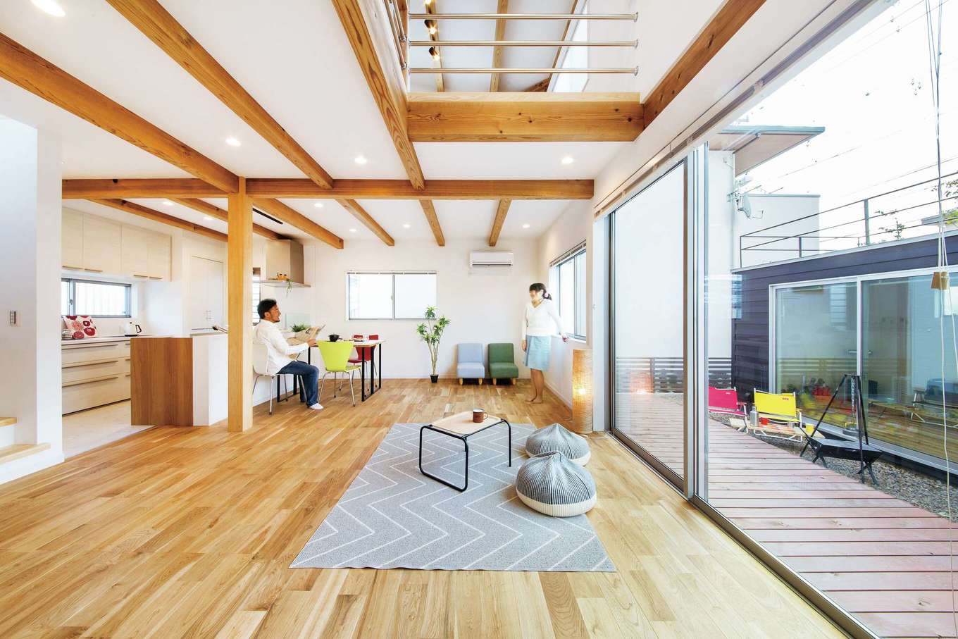 住たくeco工房【1000万円台、趣味、自然素材】日当たり抜群のLDKは23畳の大空間。あたたかい肌触りの床は無垢のクルミ。キッチンから1階全体と庭が見渡せるのはもちろん、吹抜けを通して2階の気配もわかるので奥さまも安心
