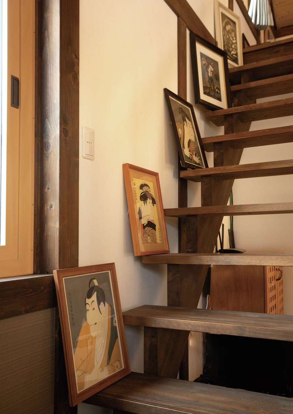 サイエンスホーム【趣味、自然素材、平屋】階段も無垢仕立て。趣味で集めた和の絵画も雰囲気になじむ