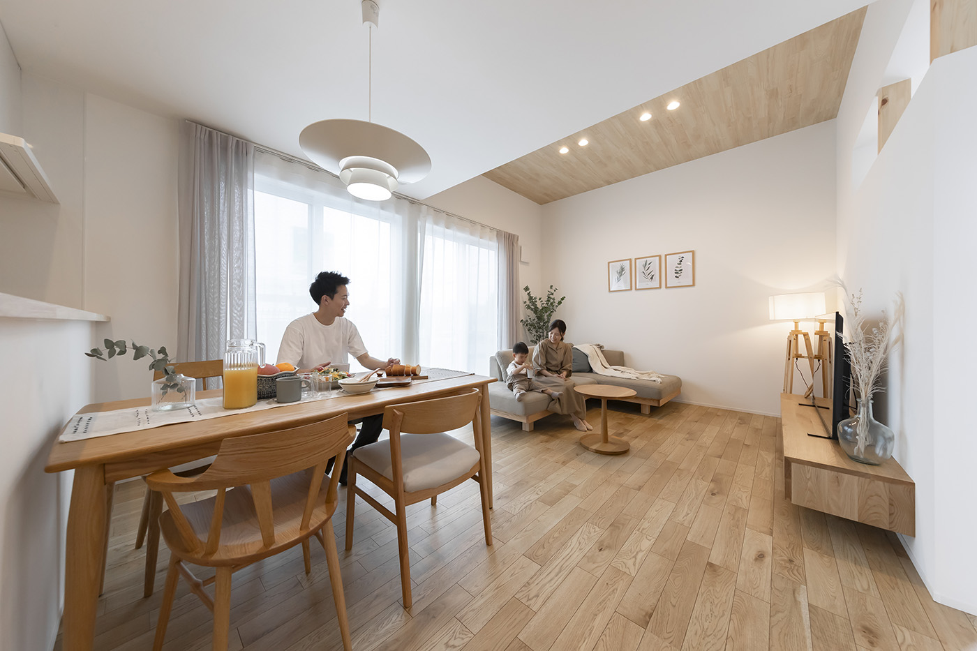 PG HOUSE（ピージーハウス）【浜松市中央区曳馬6-19-5・モデルハウス】18畳のLDK。テレビの背面の壁の上部をオープンにすることで視線が抜け、開放感を演出。さらに高天井によって視界が縦に広がり、実際のサイズ以上の広がりを感じさせる