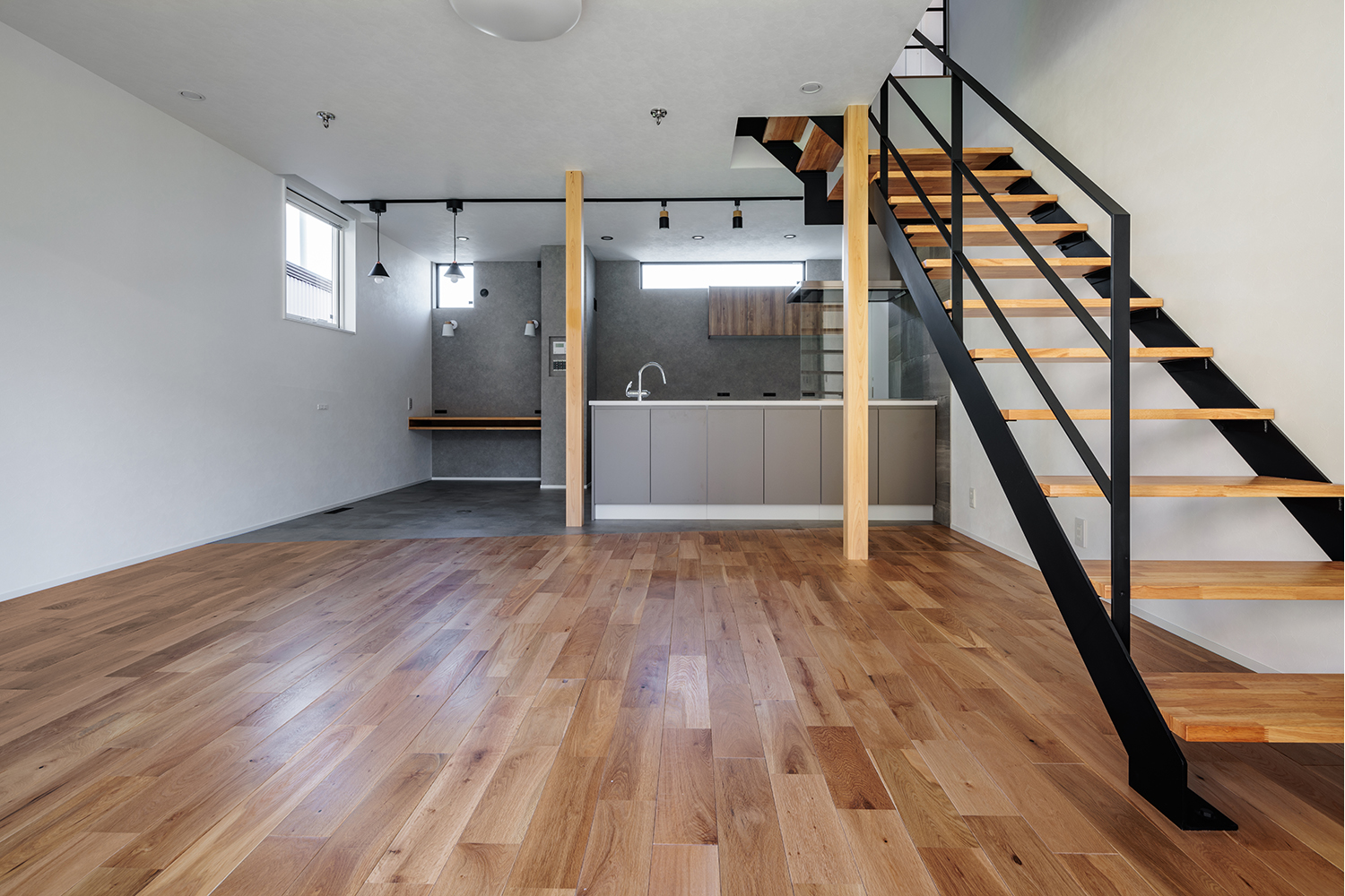 tact design firm【デザイン住宅、子育て、間取り】外から中が見えない大きな窓にロールスクリーンを取り入れ、アラジンでホームシアターを楽しむ