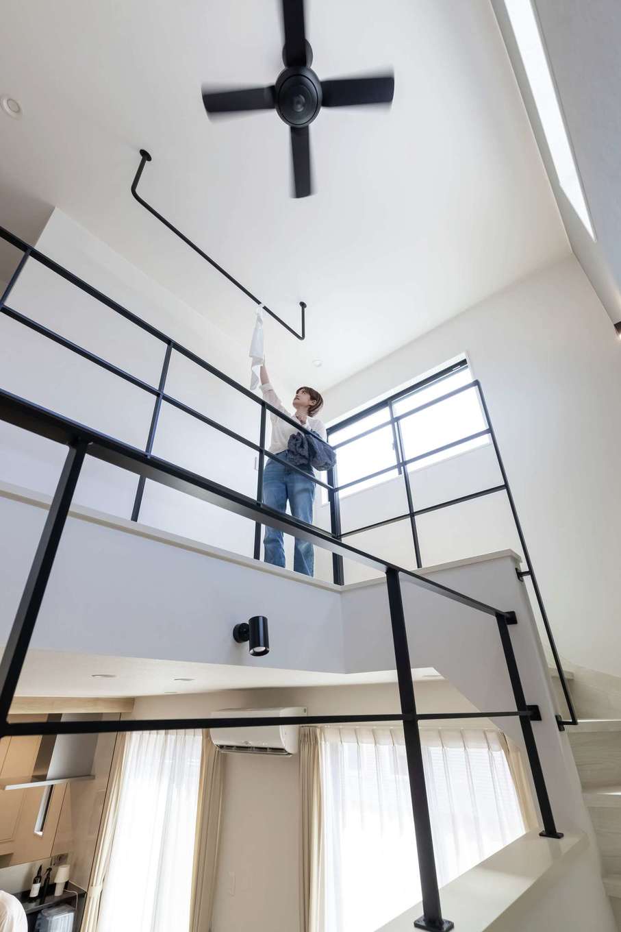 HAPPY HOUSE（山田工務店）【デザイン住宅、間取り、インテリア】吹き抜けの2階にはハンガーバーを。ファンを回して空気を循環すれば、洗濯物もよく乾く