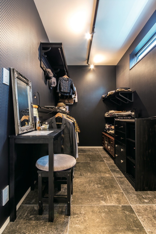 洗面脱衣所に隣り合う、お洒落なセレクトショップのようなクローゼット。家族の衣類は、ここにひとまとめに