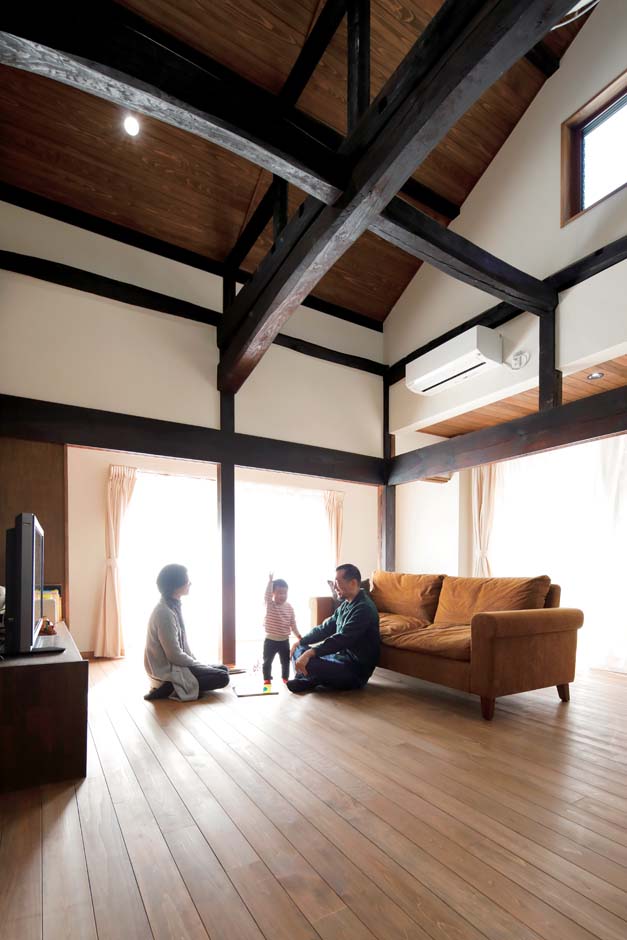 瀧建設 一級建築士事務所｜小屋裏を吹抜けにして採光、通風、開放感が生まれたリビング。天井で隠されていた立派な太鼓梁の小屋組がインテリアの主役になった。この梁組の眺めだけでも再生した価値がある
