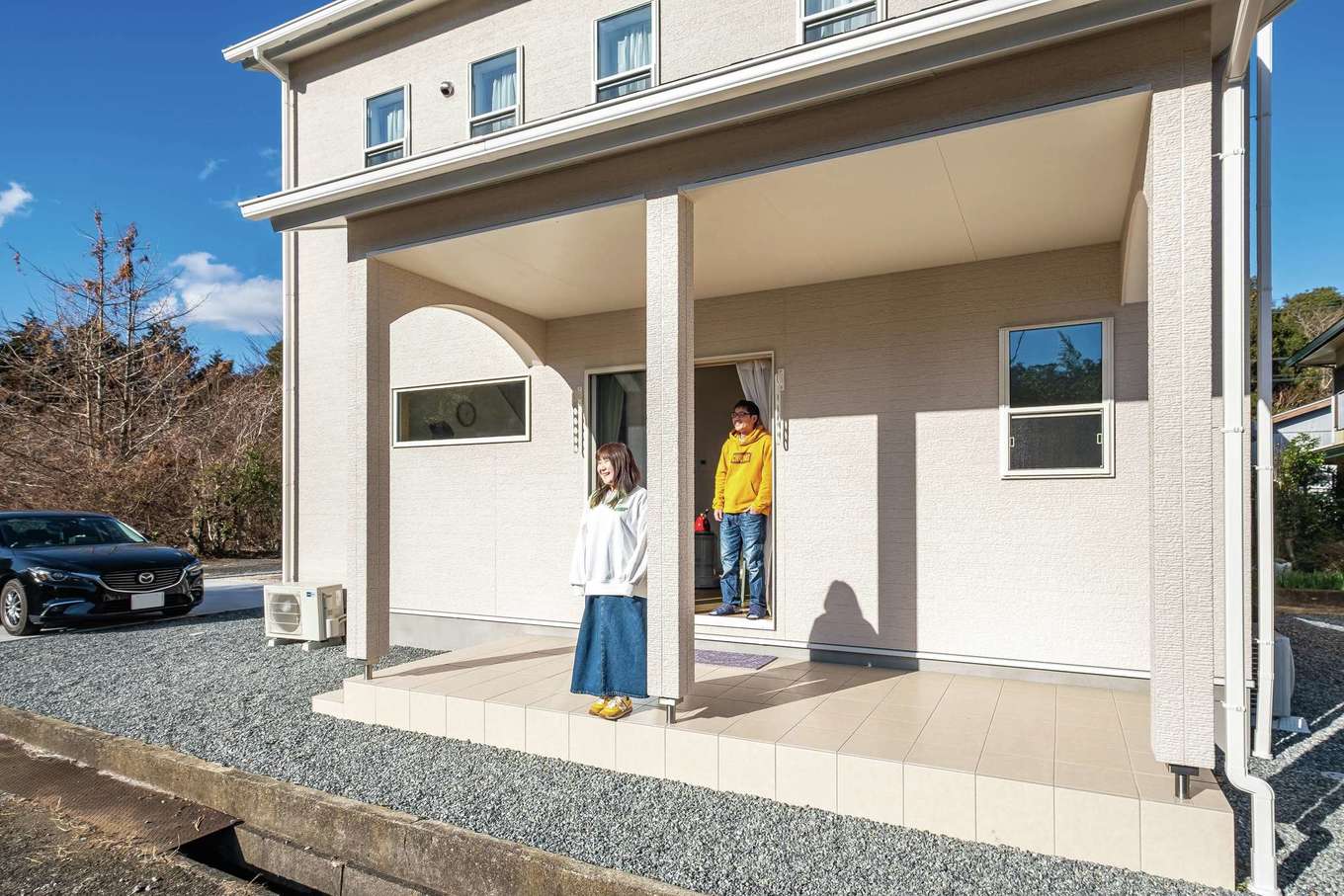アフターホーム【デザイン住宅、輸入住宅、間取り】営業担当・眞鍋さんの提案で採用した広いタイルデッキ。休日はテーブルと椅子を出してBBQを楽しむ予定。バルコニーの代わりにもなって洗濯物がよく乾き、雨に濡れる心配も少ない