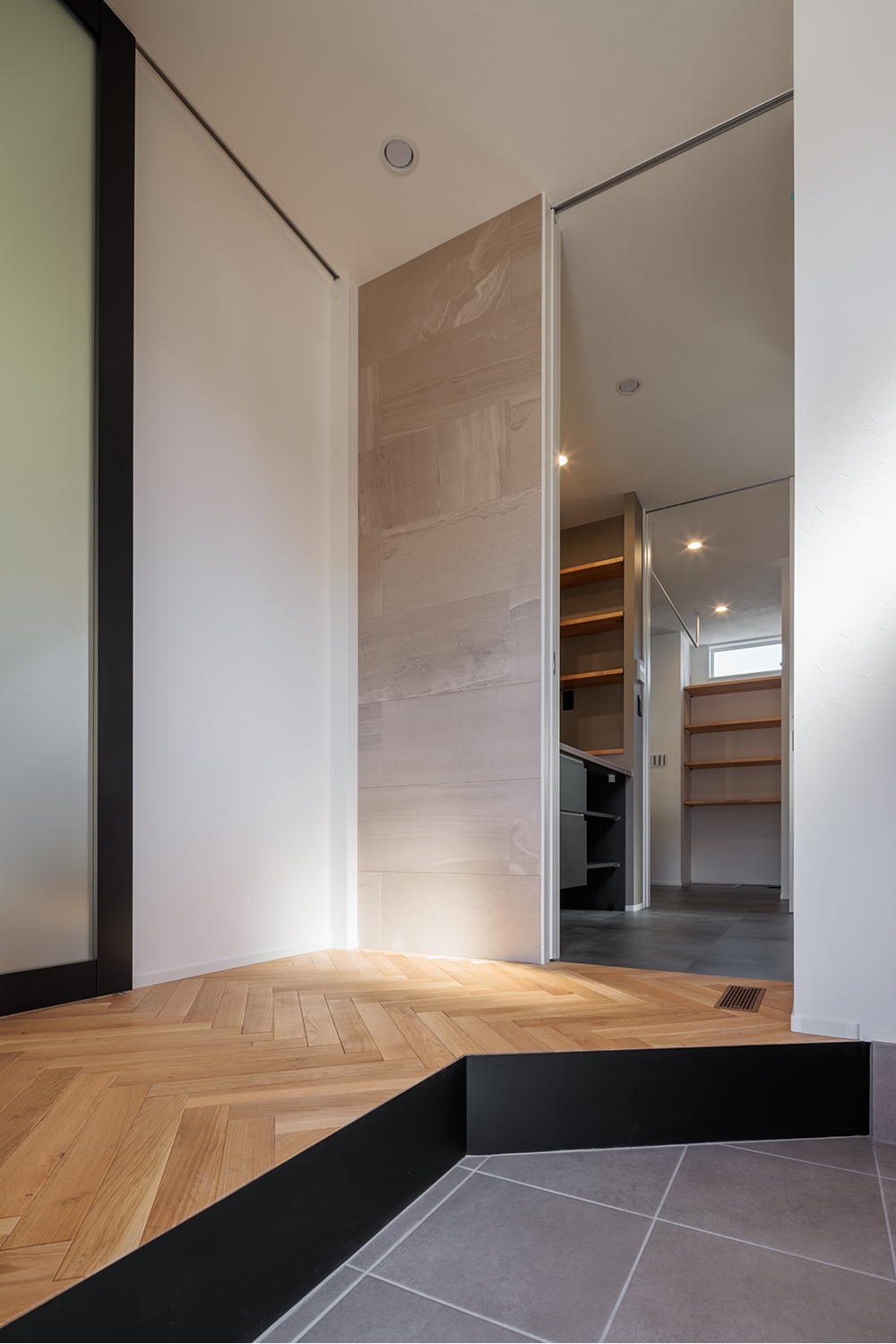 tact design firm【デザイン住宅、子育て、間取り】アイアン框（かまち）とヘリンボーン柄の無垢フローリングが印象的な玄関ホール