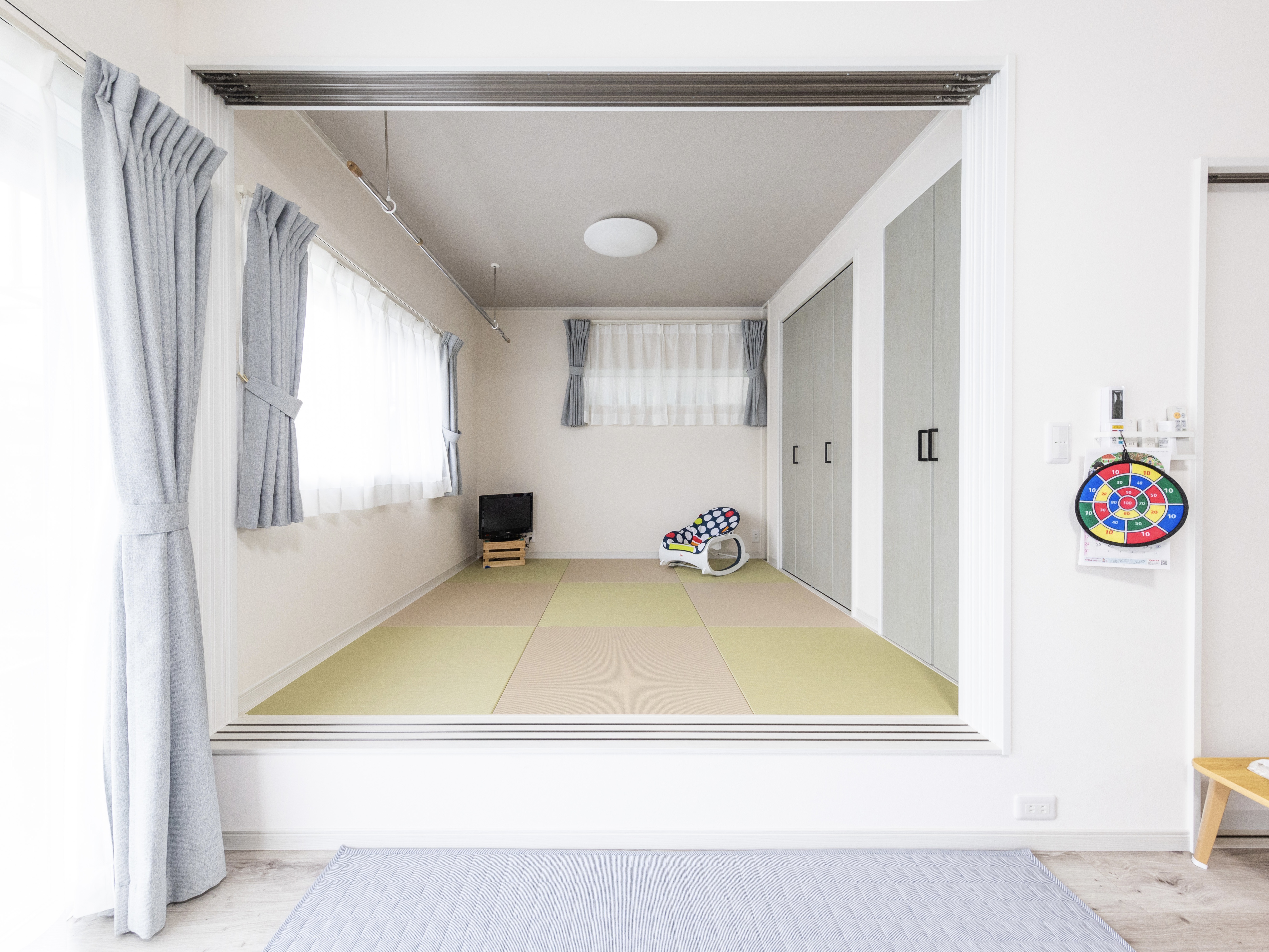 エスホーム｜明るく開放的な畳スペース。白い壁と大きな窓が、自然光をたっぷり取り込み、居心地の良い空間を演出している。