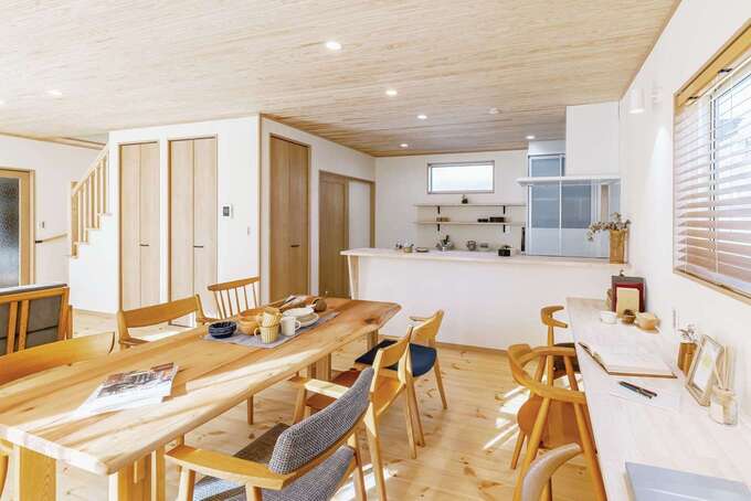 ダイニングの窓辺にスタディカウンターを設置。キッチンで炊事をしながら子どもの勉強をみてあげられる