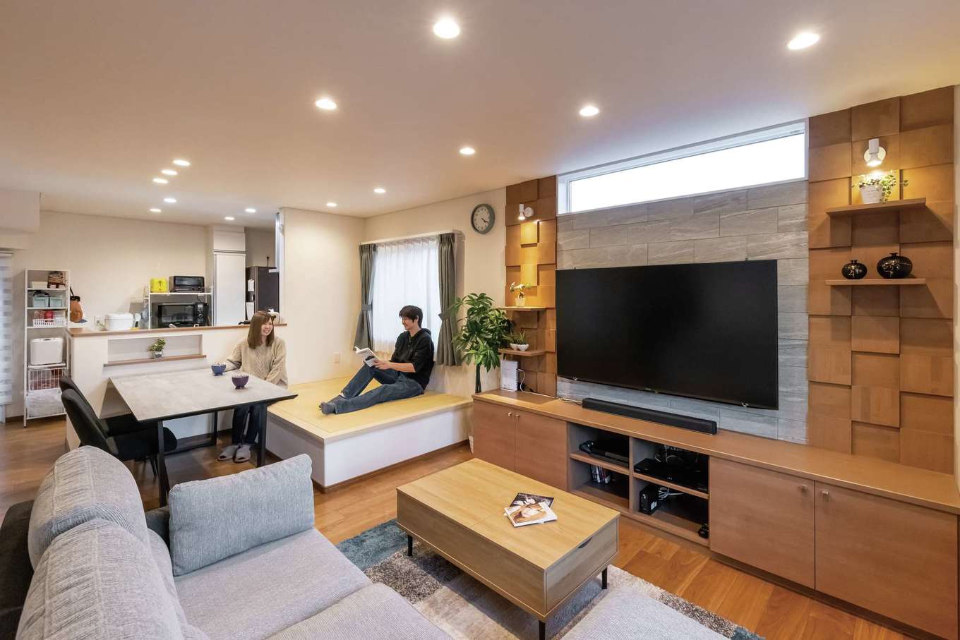 住宅工房 アリアンス【デザイン住宅、省エネ、ガレージ】白と木目を基調としたLDK。シンプルなデザインの中にも高級感が漂う。自然呼吸する断熱材「アイシネン」と高断熱な複層ガラスの相乗効果で、少ないエネルギーで夏涼しく冬暖かい、低燃費で健やかな暮らしを実現する