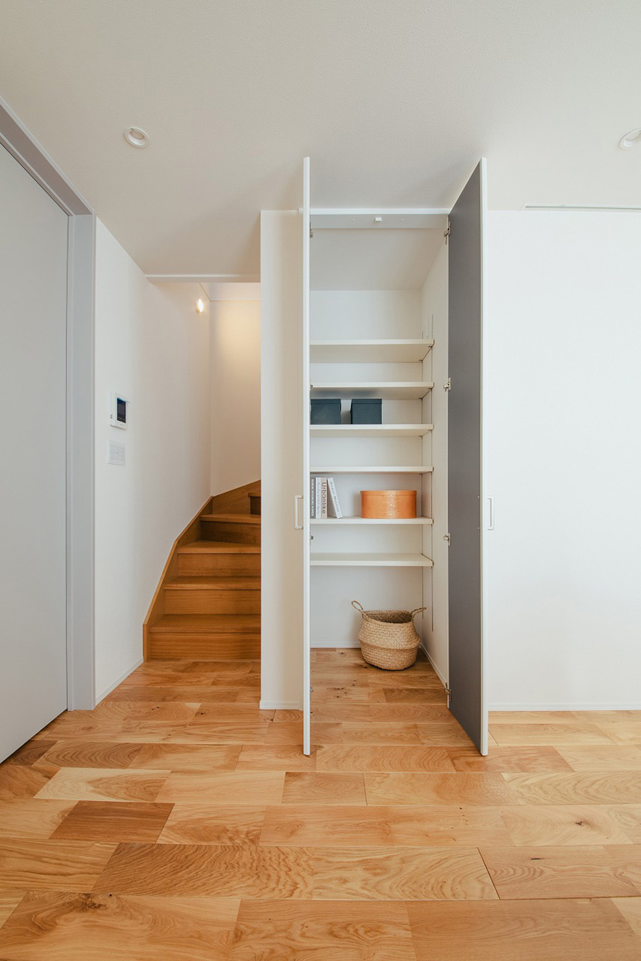 遠州鉄道 遠鉄ホーム【浜松市中央区青屋町400・モデルハウス】棚の高さを自由に調整できるリビング収納。収納するアイテムのサイズや形状に合わせてスペースをカスタマイズ