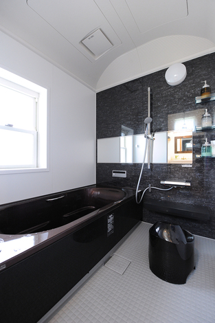 浴室はラグジュアリー感あふれる落ち着いた雰囲気に