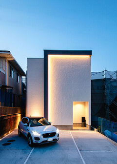 『nattoku住宅』の社員が10年来の夢を叶えた「カーテンのいらない家」