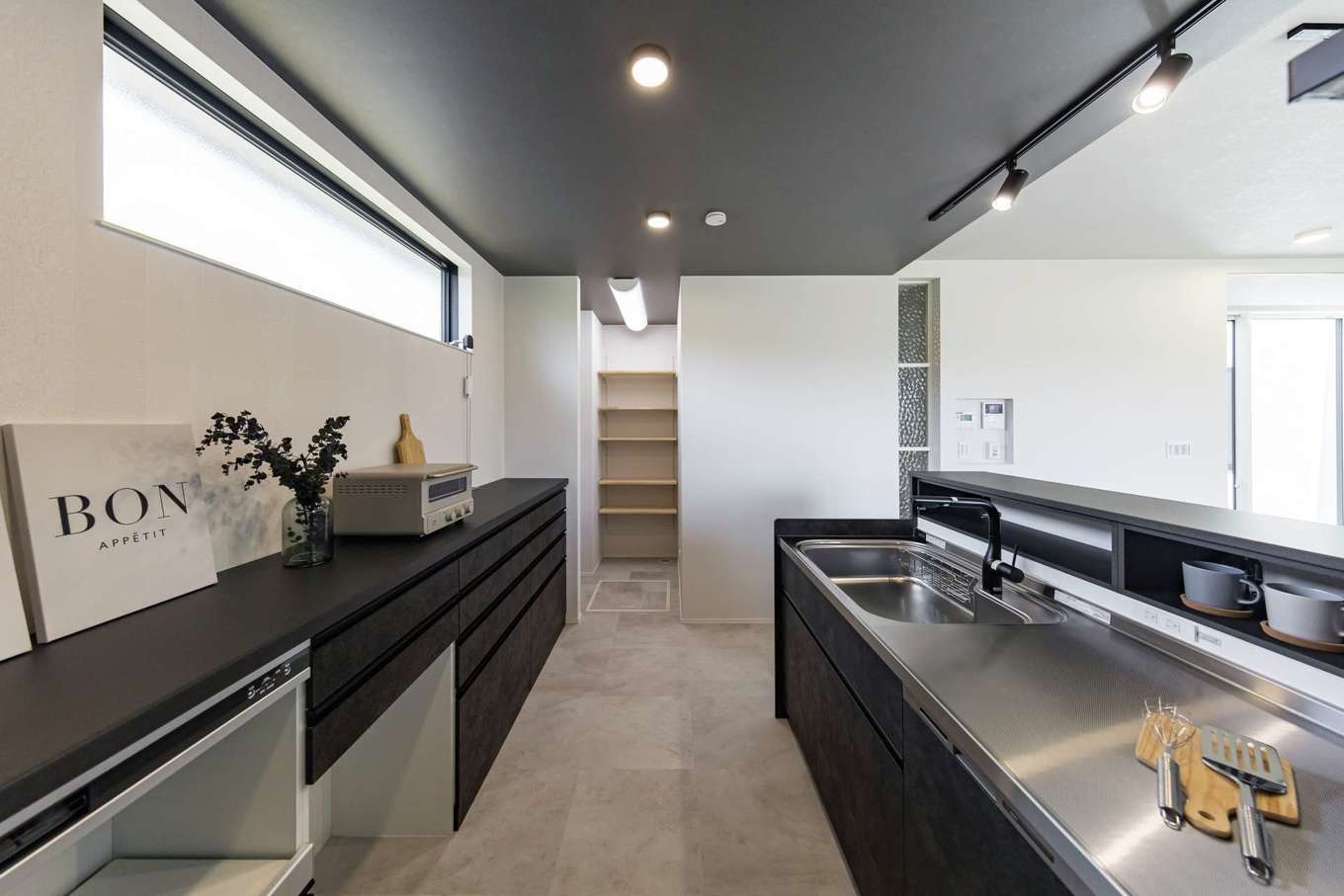 Gate air house/阿部住宅【デザイン住宅、間取り、インテリア】休日はご主人も料理を手伝うことがあるので、キッチンのワークスペースは広めに。パントリーへの動線もスムーズで、家事効率を高める