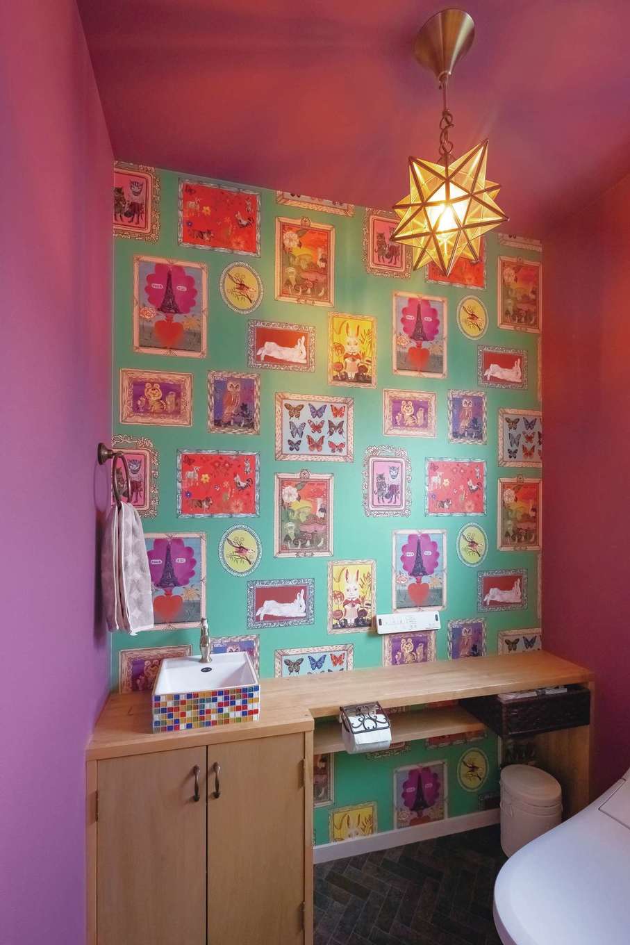 富士ホームズデザイン【デザイン住宅、子育て、インテリア】2階トイレはほかの家ではあまり見られないアバンギャルドなクロスを選択。細部まで空間づくりを楽しんだ