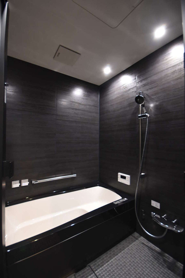 浴室も室内の雰囲気と合わせてコーディネートし、統一感を持たせた。ユニットバスは肩湯のオプション付き。温泉気分でゆったり入浴できる