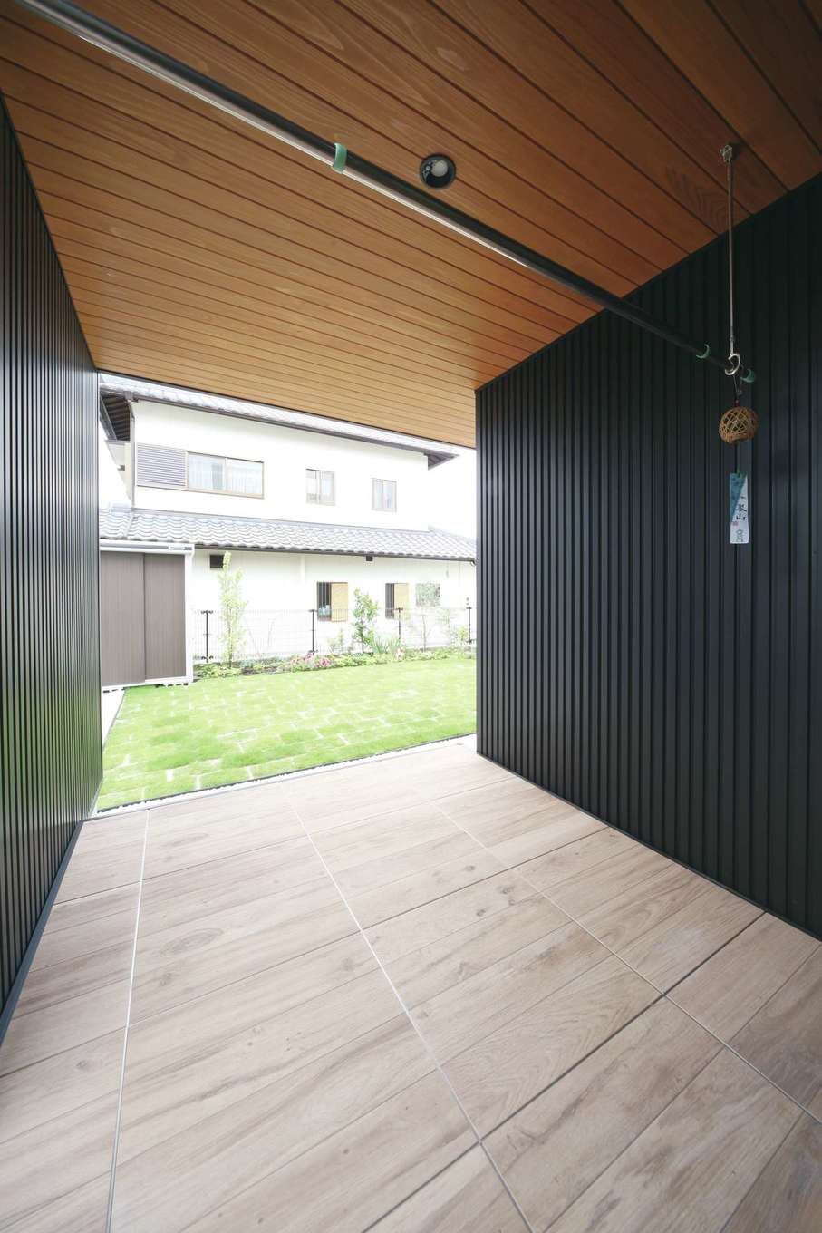 ソーラーホーム/OMソーラーの家【デザイン住宅、省エネ、間取り】屋根付きのインナーバルコニー。天候を気にせず洗濯物を干せるのはもちろん、雨の日でも子どもが遊べて便利