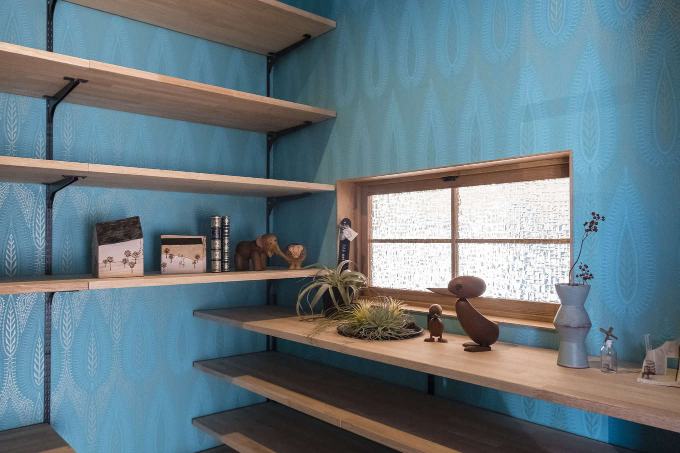 Hands Works（アオイ建築）【デザイン住宅、収納力、自然素材】主寝室の一角に設けたご主人の書斎。鮮やかなブルーのクロスを採用し、非日常的な時間を楽しむ