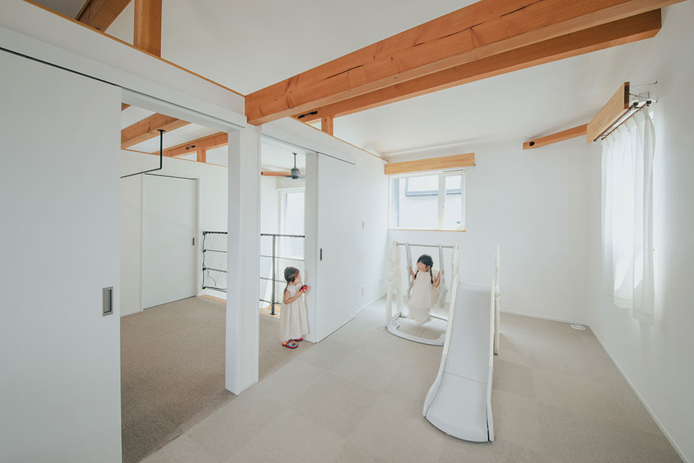 ainoa.life くらはし建築【子育て、収納力、間取り】2階の広い部屋は、今は小さい子どもたちの楽しい遊び場。将来、個室が必要になったタイミングで2部屋に分けられるよう設計
