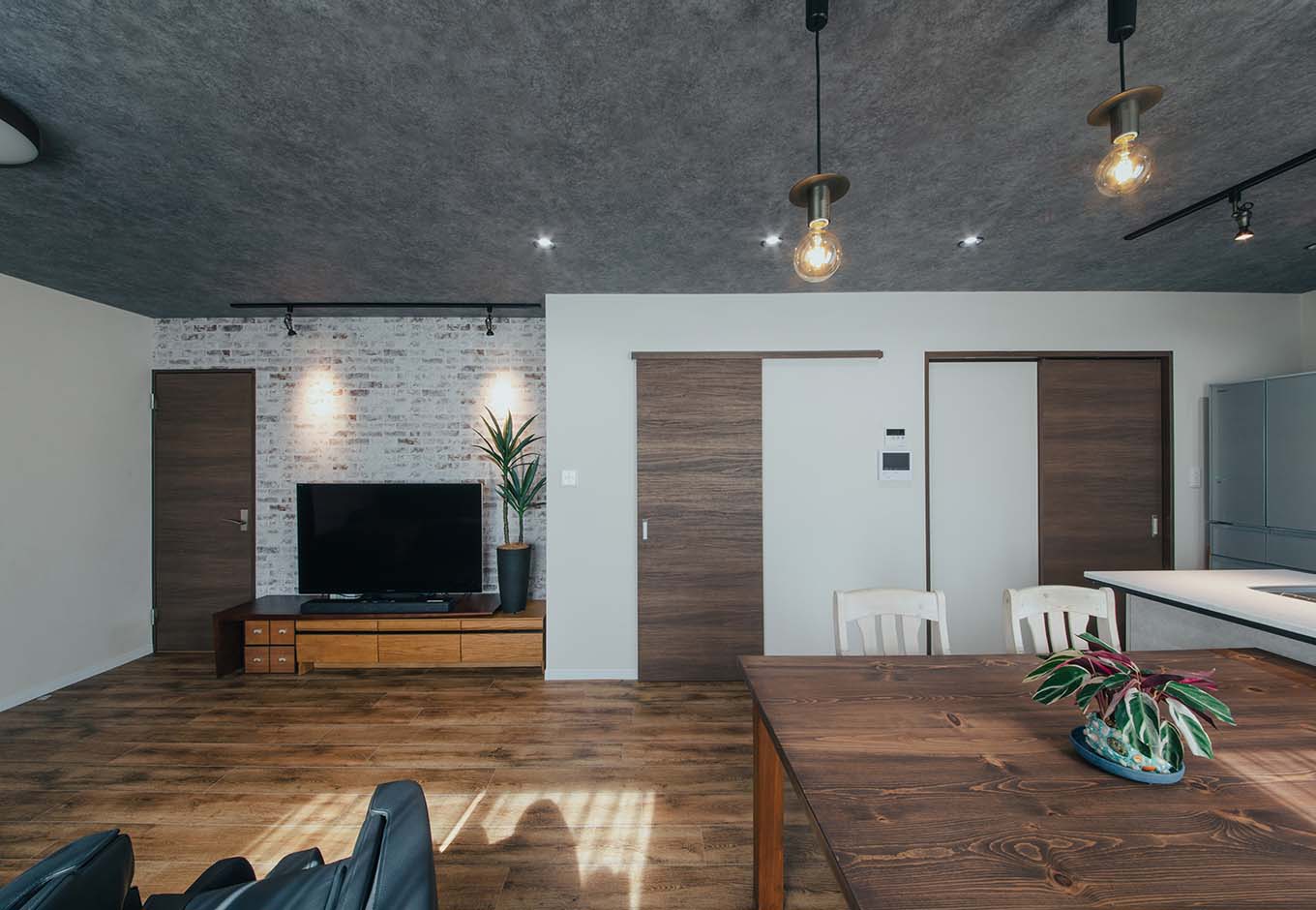 ハート住いる｜親子でする映画鑑賞が至福のひととき。高い断熱・気密性能に加え、防音性の高いトリプルサッシを採用したことで、大音量で観ても外に音漏れしない