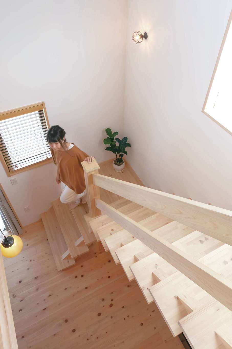 フジモクの家（富士木材）【子育て、自然素材、間取り】ヒノキで造ったオリジナルの階段はT邸のシンボル。角度・デザインまで妥協せず、こだわり抜いた宝物