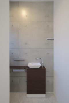 室内の壁はほぼすべてが白いクロス。その中で、トイレにだけアクセントクロスを採用。センスが際立つ
