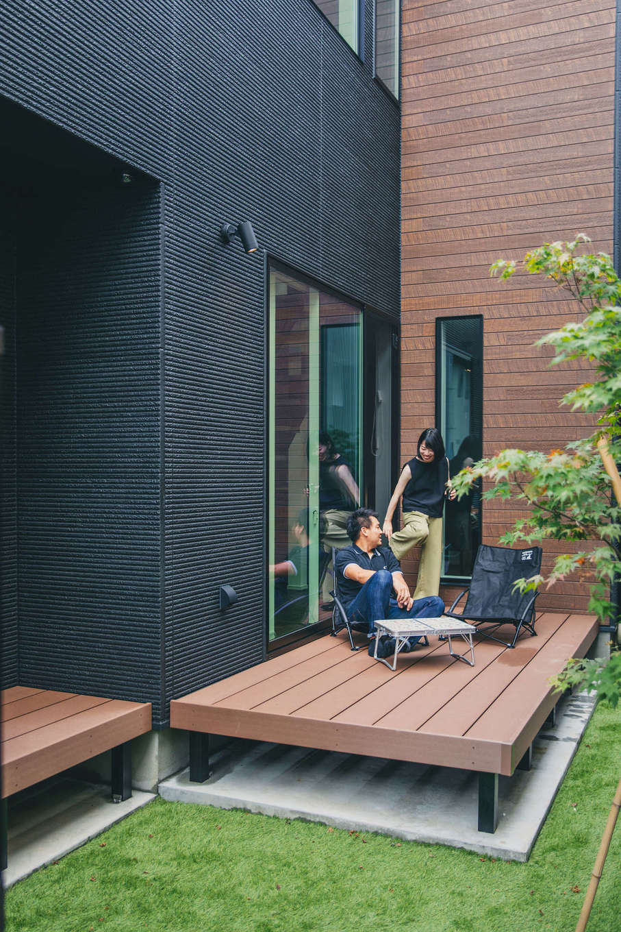 nattoku住宅【デザイン住宅、収納力、間取り】庭のある暮らしは新築一戸建ての醍醐味。休日はテーブルと椅子を出して朝食をとったり、仲間を呼んでBBQを楽しんだり。フェンスで目隠しされているため、上質なプライベートタイムを心ゆくまで堪能できる