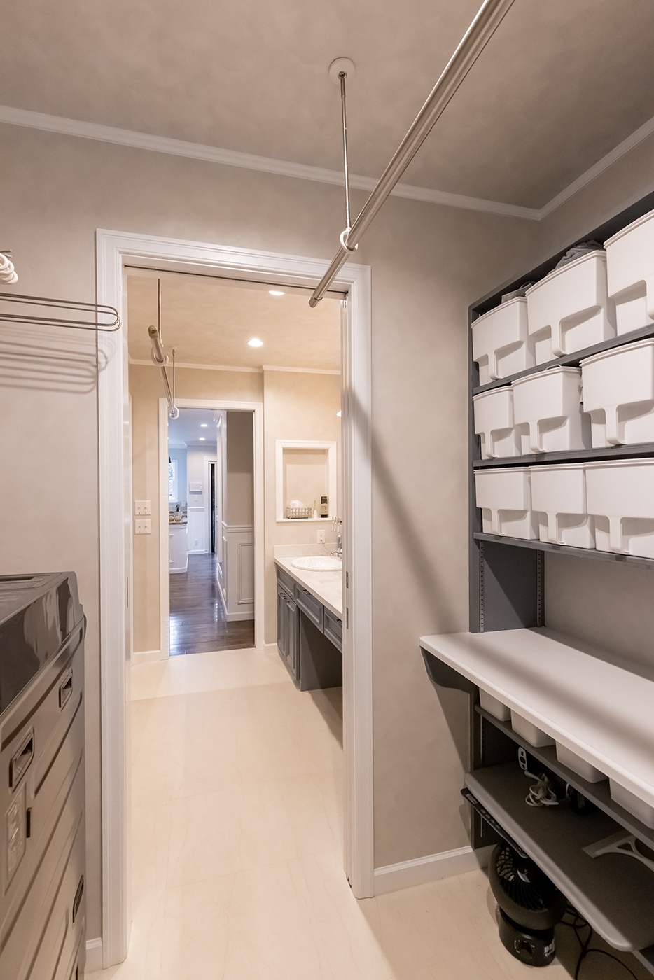 ジェネラルアメリカンホーム【輸入住宅、ペット、ガレージ】キッチン、大容量のパントリー、ランドリールーム、洗面脱衣室を一直線でつなげて家事ラクに