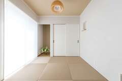 リビングと繋がる和室。シラス壁は扇型のコテ仕上げにし、上品な雰囲気に演出