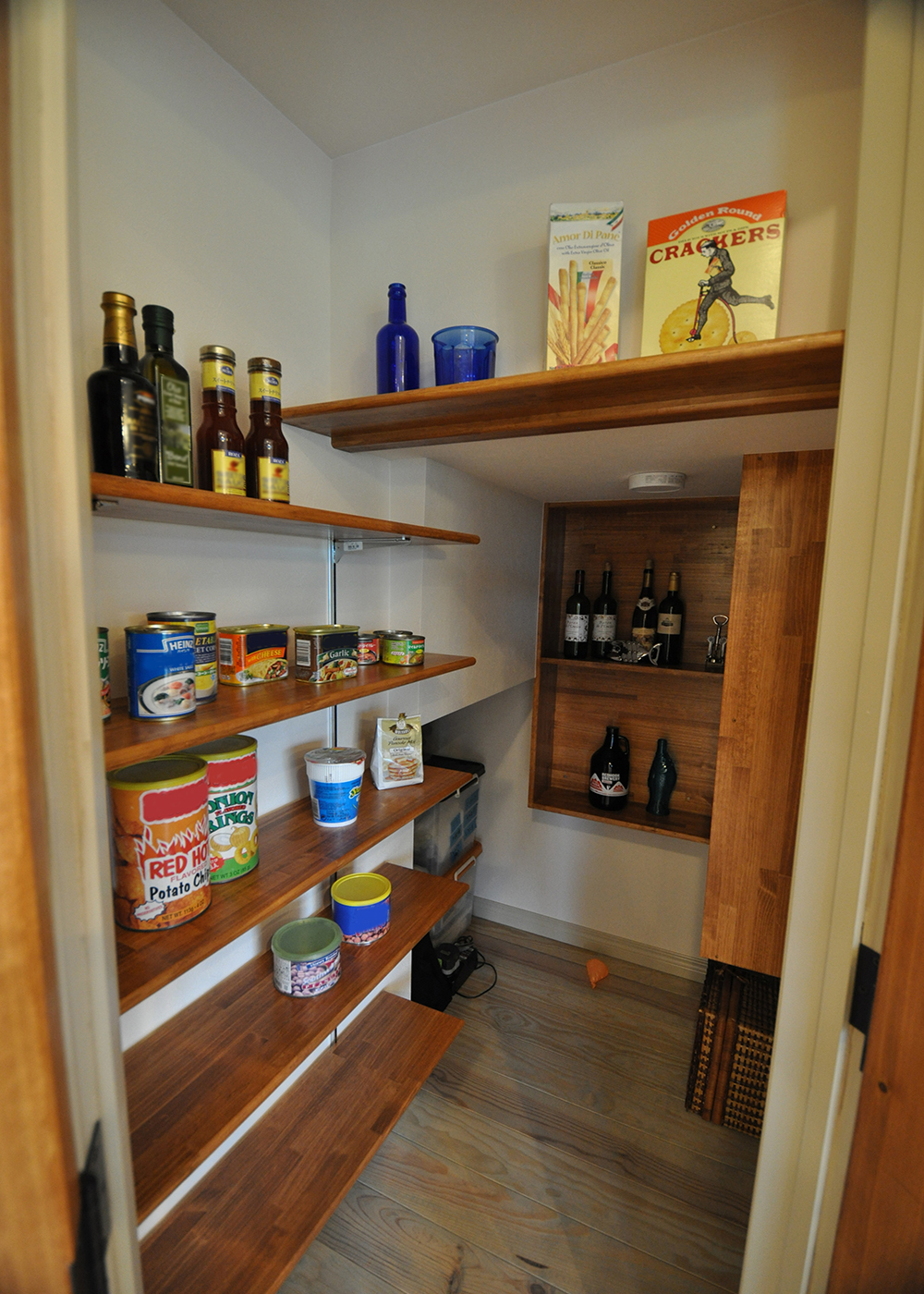 リンゾー【デザイン住宅、輸入住宅、インテリア】階段下まで利用したパントリー