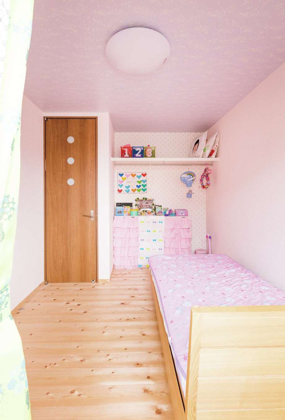 福工房【子育て、自然素材、間取り】あえて扉をつけない収納に。クロスは子ども達が選んだ