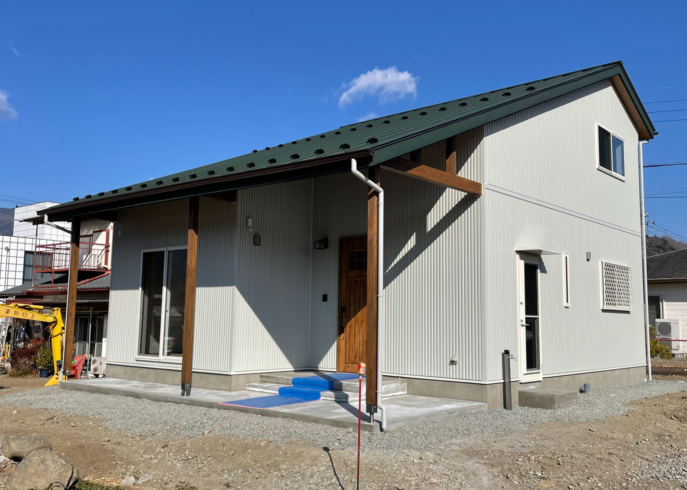 スヴァーリエヒュース／スマトチ／WOODBOX山梨【1000万円台、デザイン住宅、自然素材】一見、平屋に見えるフォルム。大きな屋根とヒノキの柱が特徴的