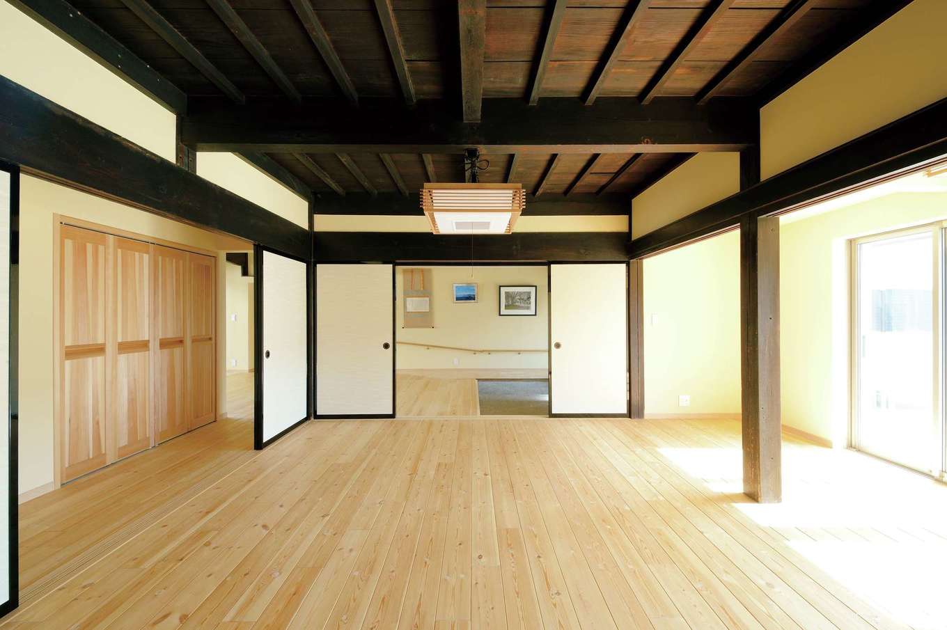 MABUCHI｜畳敷きの和室から赤松の洋間にリフォームした真壁づくりのリビング。広縁とひとつながりで広々