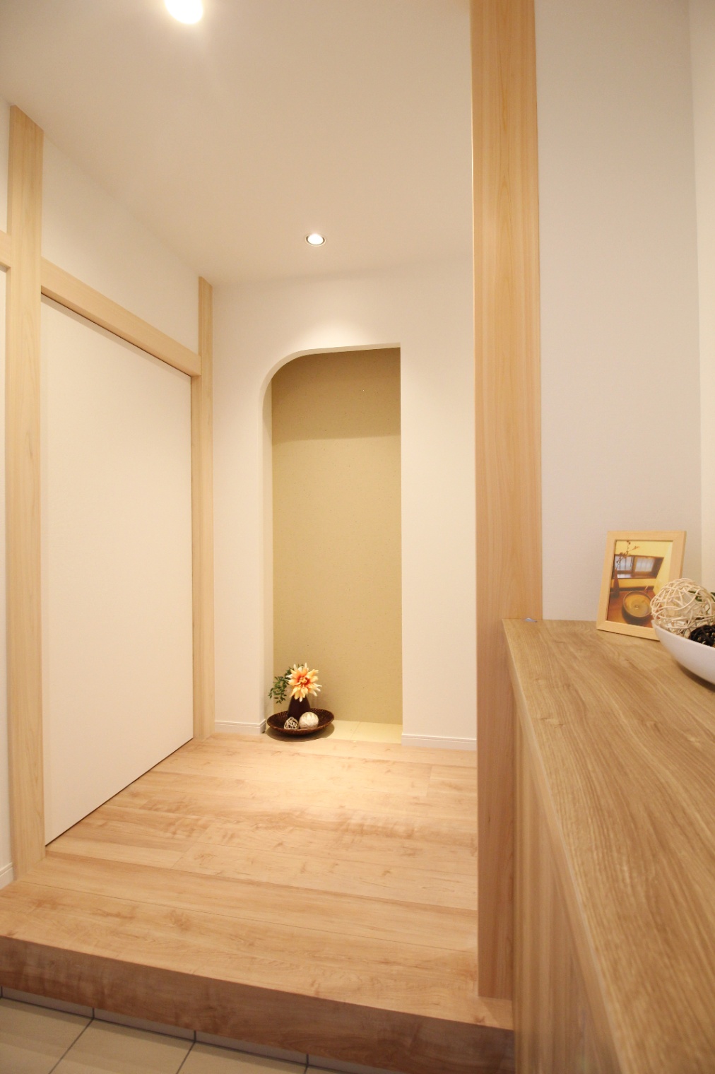 小野田産業～designers house project～｜明るい木の質感を生かした玄関スペース。シンプルでモダンなデザインが特徴で、訪れる人に温かみを感じさせる。