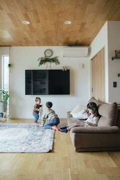 子どもがのびのび遊べるように、空間にゆとりを持たせたリビングスペース