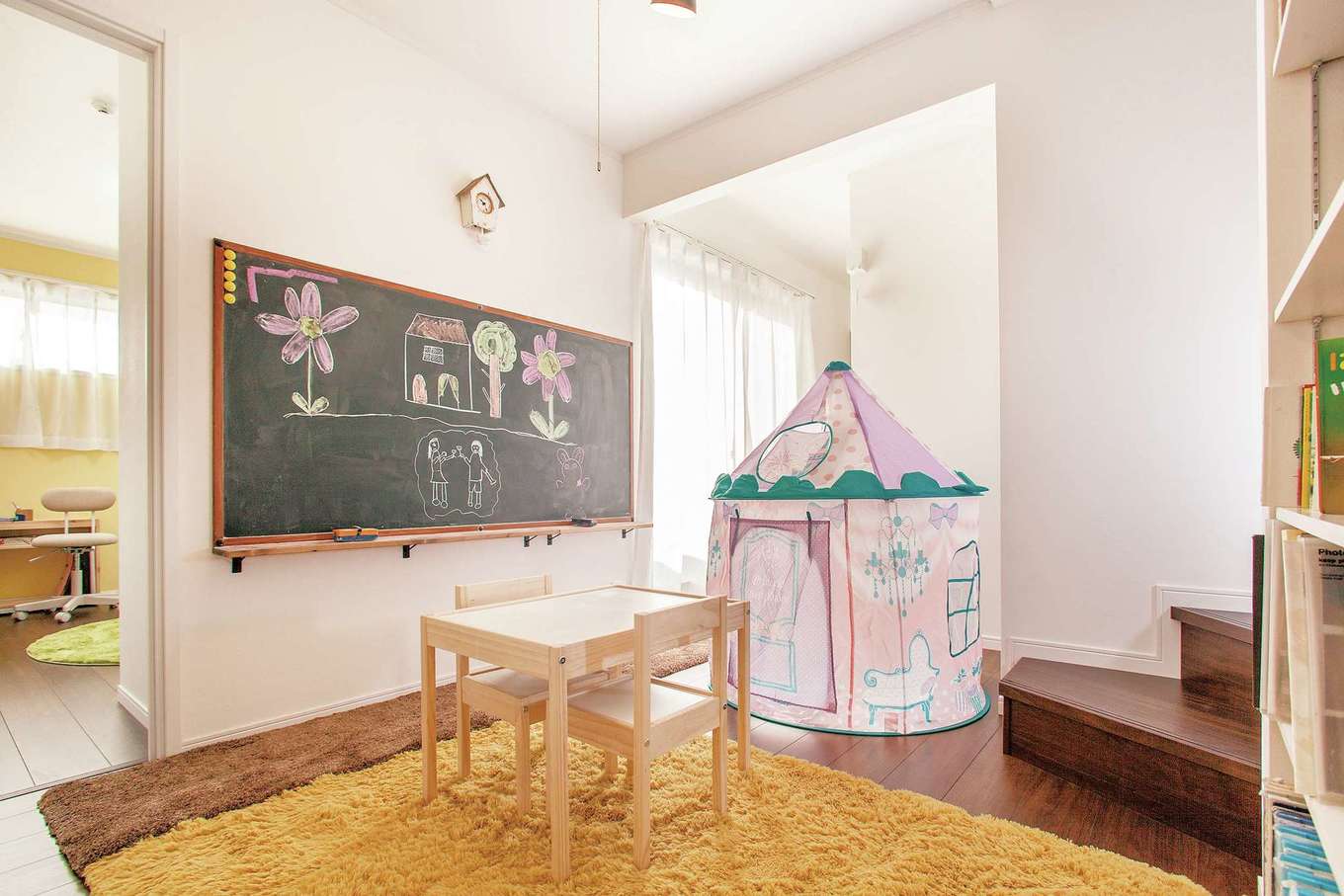 ハートホーム【子育て、輸入住宅、二世帯住宅】2階ホールは本棚を備え、家族が自然に交差する空間に。黒板はお子さまのリクエスト