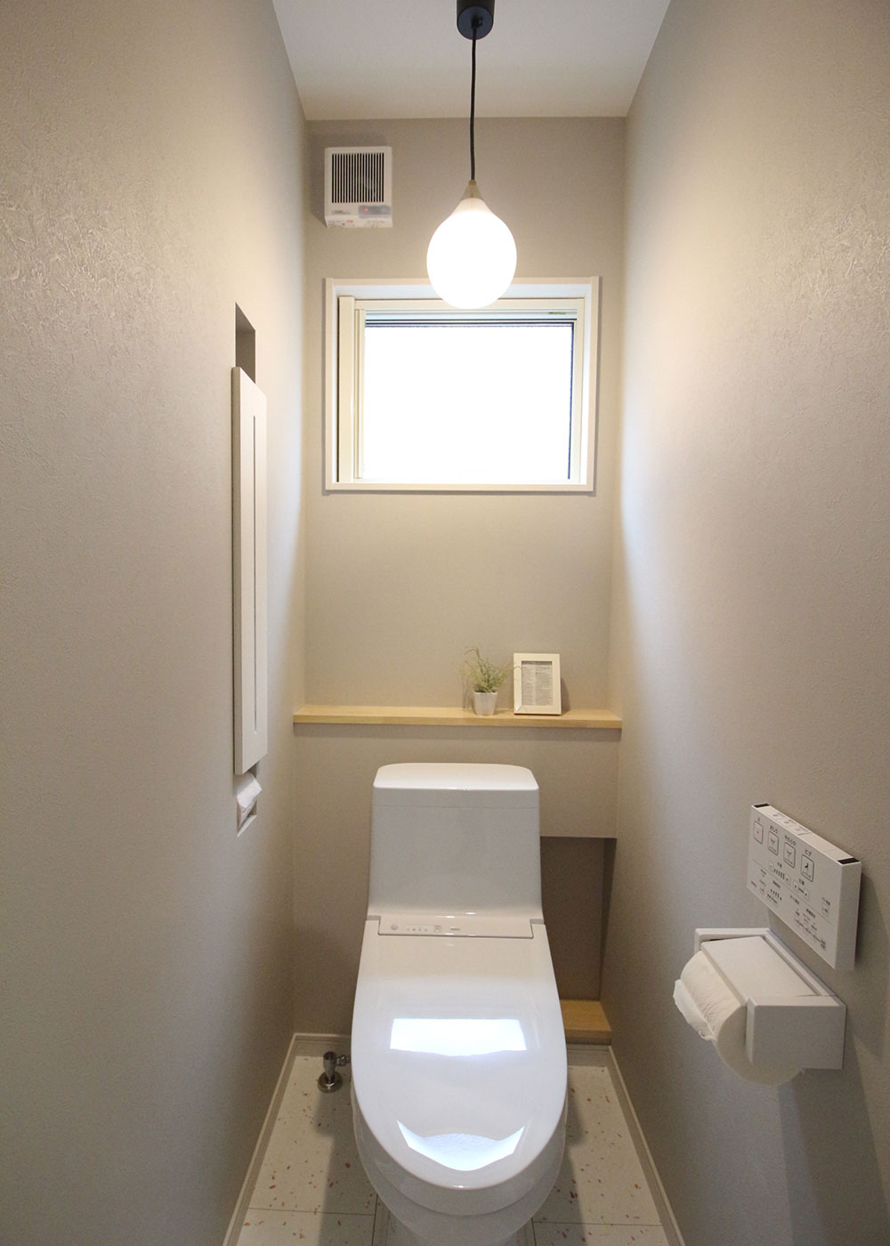 小野田産業～designers house project～【1000万円台、デザイン住宅、子育て】トイレには、わずかなスペースでも必ずペーパーストッカーや掃除用具入れを確保する。家事ラクのためのひと工夫だ