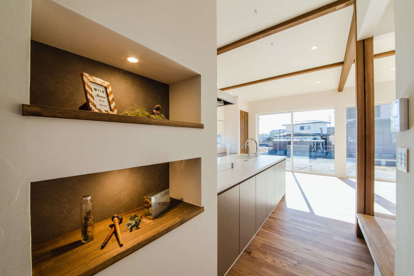 Select工房【デザイン住宅、間取り、平屋】リビングというパブリックな空間から寝室やランドリースペースなどのプライベート空間の入り口となる廊下には、家族の写真などを飾れるニッチ棚を