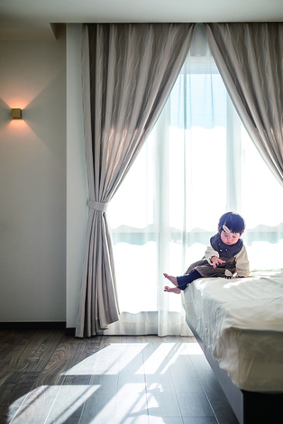 ユニバーサルホーム（掛川店・磐田店）｜太陽光発電パネル、地熱床システムなどの設備を搭載し、それらを生かす高気密高断熱性能も抜群。家中が一年中心地いい