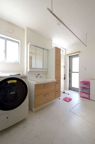 キッチンのバックヤードに設けた広〜いランドリールーム。サーフィンから帰ってきたご主人は勝手口から中に入り、ウエットスーツを洗濯機に放り込んでそのまま浴室へ。