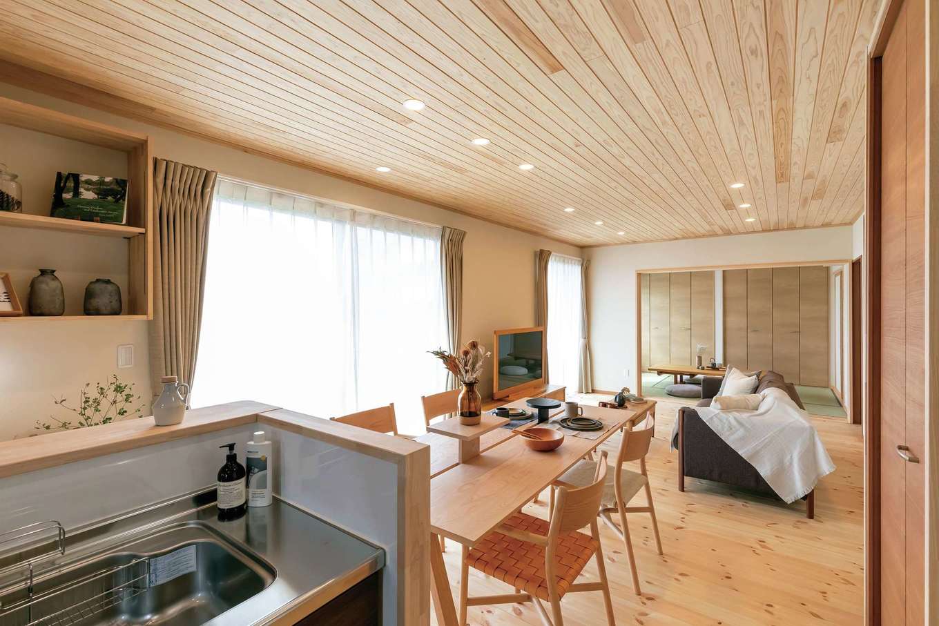 住まいるコーポレーション【デザイン住宅、自然素材、省エネ】キッチンからは正面のスタディコーナーだけでなく、リビングや続き間の和室まで見渡せる