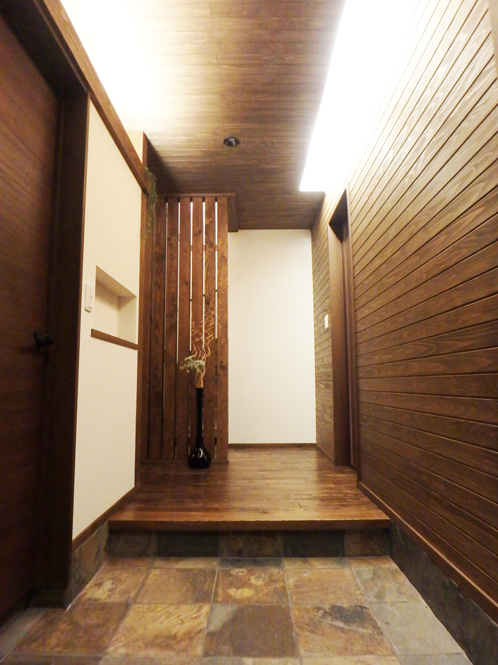 TDホーム静岡西 ウエストンホームズ【和風、自然素材、間取り】落ち着いた雰囲気の玄関は間接照明から光が溢れる。木のぬくもりはいつでもあたたかに迎え入れてくれる