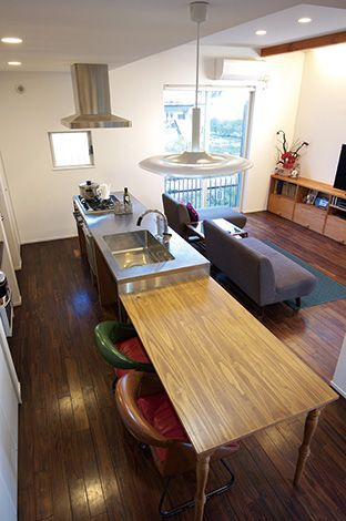 ステンレスのアイランドキッチンもオリジナルの造作。食器や調理器具に合わせた収納を作り付けにし、キッチンもすっきり