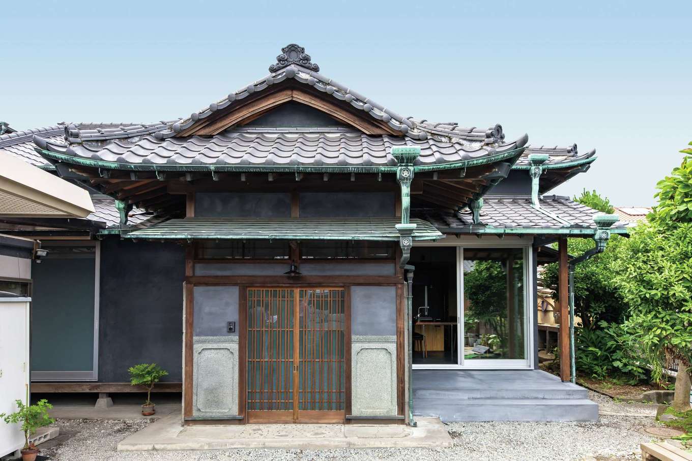 建杜 KENT（大栄工業）｜50年経った銅板の青みが風格を添える外観。ダイニング側のテラスと縁側の一部に壁を新設し、玄関扉にはあえて古材を用いた